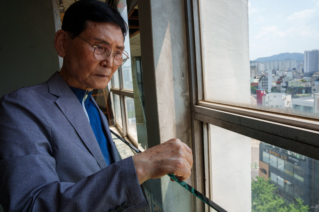 羅庚澤在現場看到一名傘兵軍醫用棍棒擊打一名學生，這一瞬間被他拍成了著名的照片。