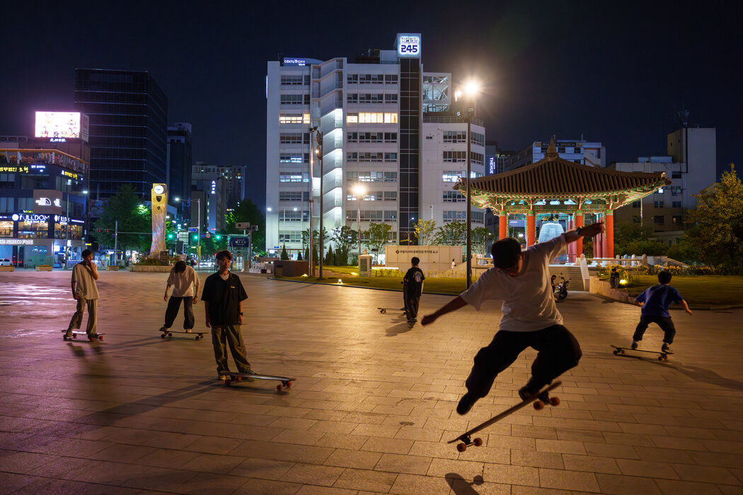 本月，光州的民主廣場。羅庚澤曾經藏在全日大廈245的五樓（中間有燈光的建築），拍下了他那張著名的照片。