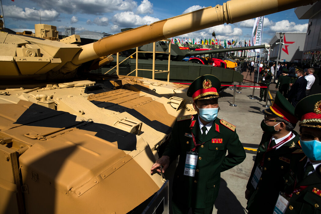2020 年，在俄羅斯阿拉比諾舉行的峰會上，越南軍事領導人參觀俄羅斯T-90MS坦克。
