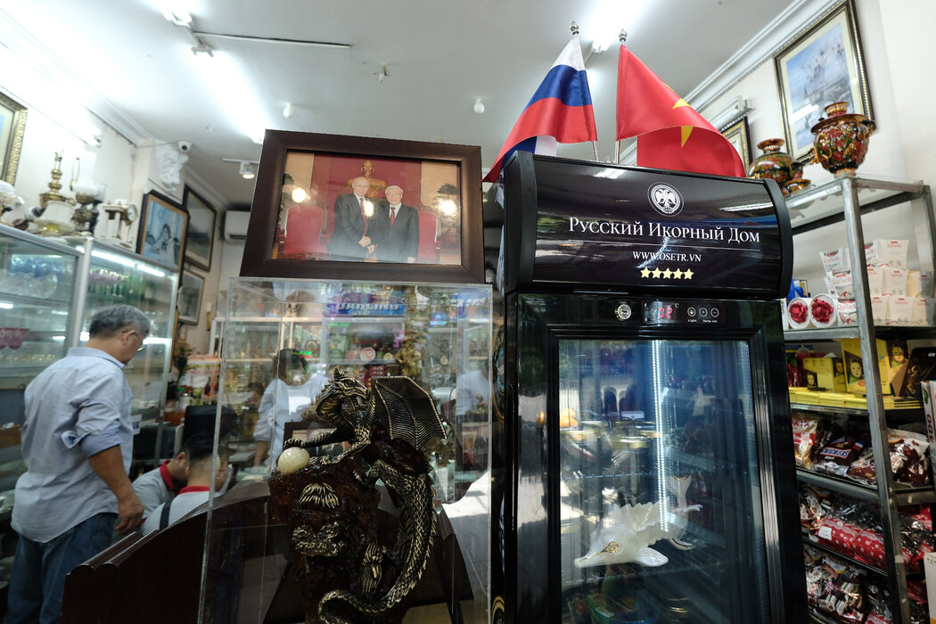 越南河內一家出售俄羅斯紀念品的商店裡擺放著越南共產黨領導人阮富仲與普丁握手的照片。