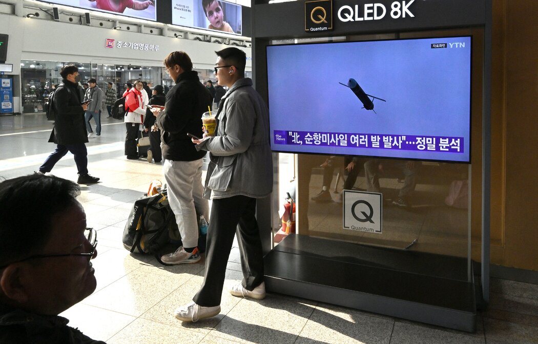 首爾一個火車站的電視螢幕正在播放朝鮮2月進行的導彈試驗。