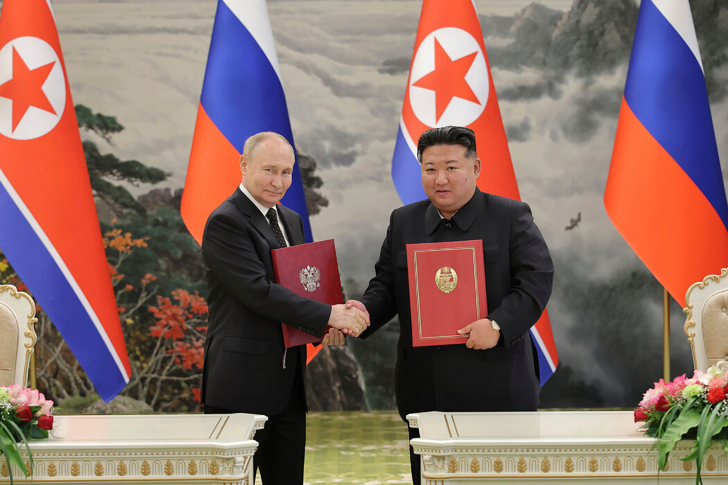 朝鮮官方媒體提供的一張照片顯示，朝鮮領導人金正恩和俄羅斯總統普丁週三在平壤簽署了一項條約。