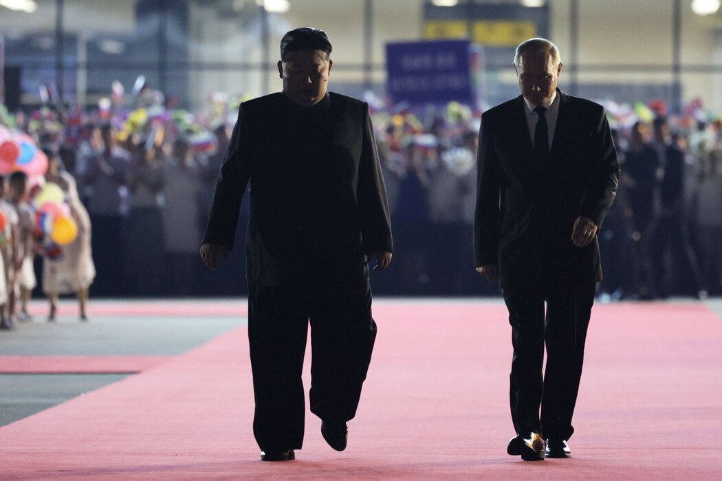 週三，普丁離開平壤之前與金正恩話別，照片由俄羅斯官方媒體提供。