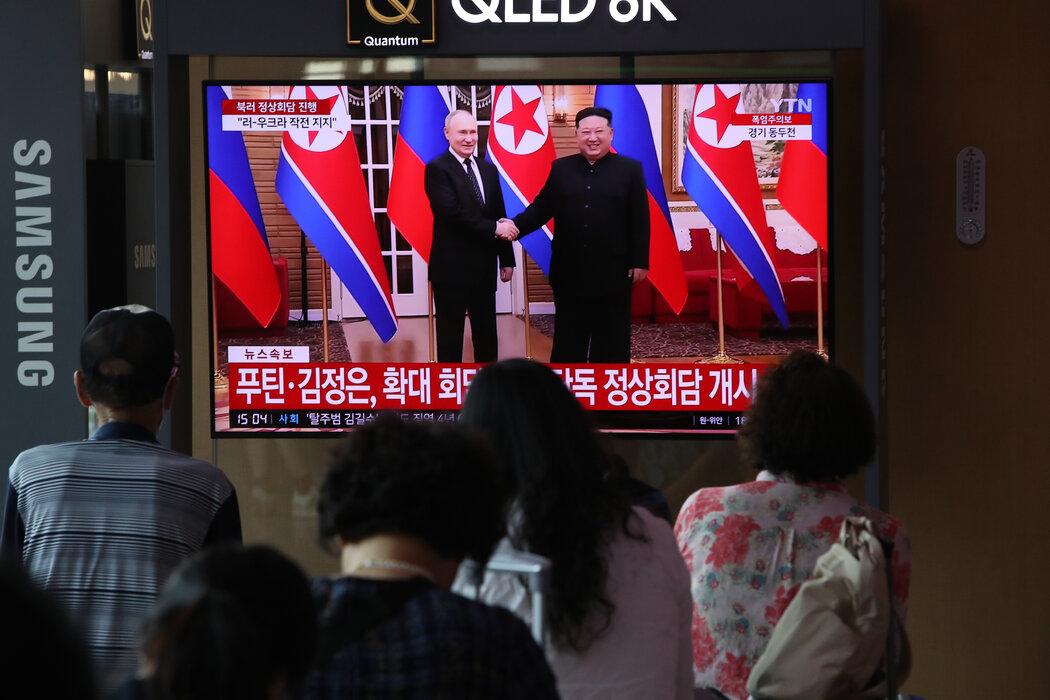 週三,首爾火車站的電視螢幕上播放普丁和金正恩握手的畫面。