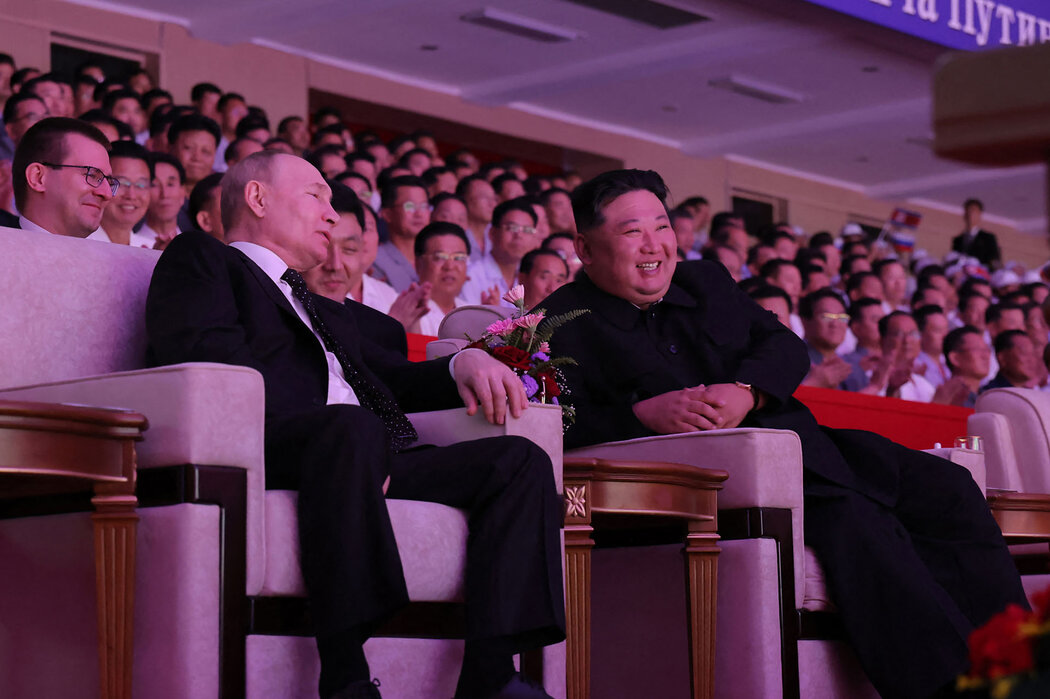 朝鮮官方發布的照片​​顯示，朝鮮領導人金正恩（右）和俄羅斯總統弗拉基米爾·普丁（左）於朝鮮平壤。本週普丁對朝鮮進行了訪問。