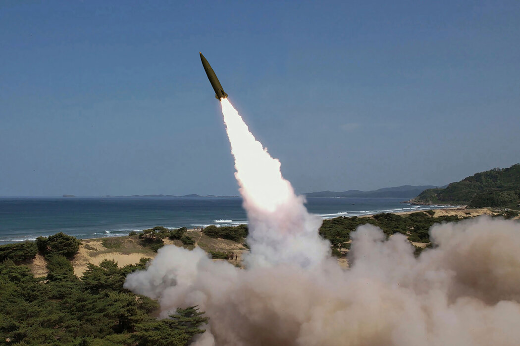 朝鮮官方媒體發布的一張照片,顯示上個月在朝鮮一處未公開的地點進行了戰術彈道導彈試射。