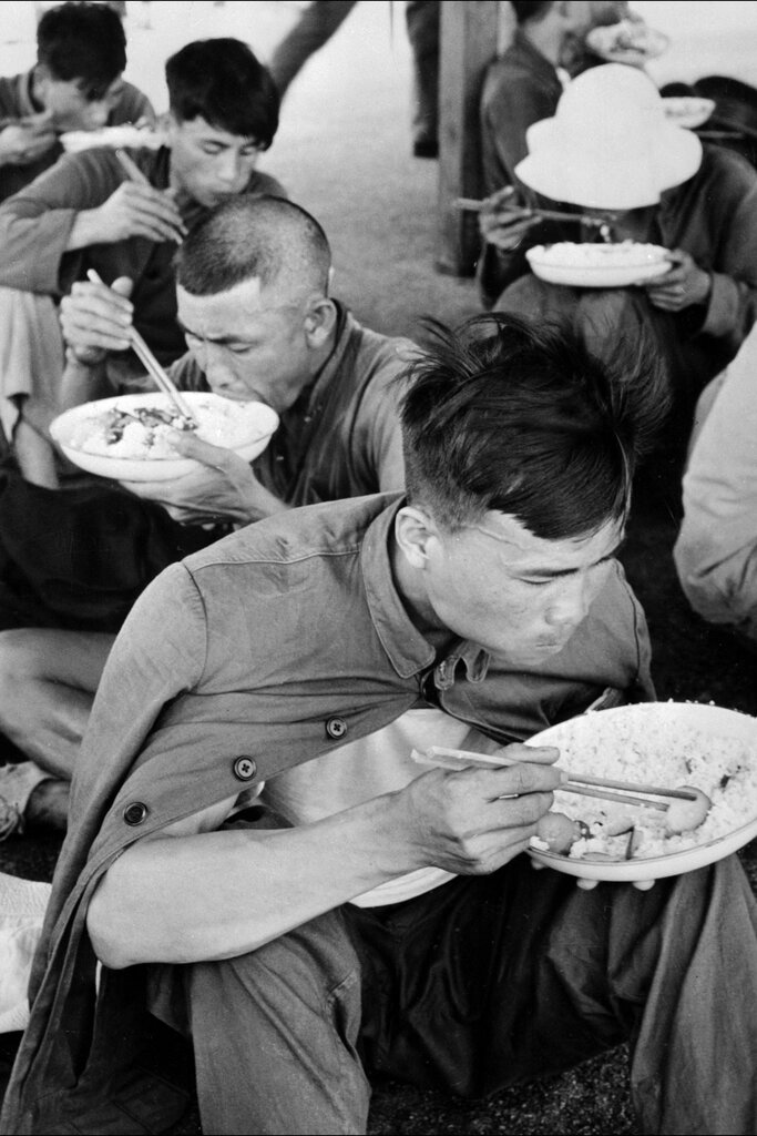 1950年代末期,毛澤東讓中國捲入動盪後,我的父親在大饑荒時期患病。1962年,難民紛紛湧入香港。