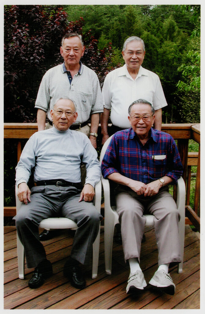 2008年,我的父親(左上)站在他的哥哥山姆(左下)後面,旁邊是他們的表兄弟。四個人都是在兩次世界大戰期間的中國長大的。
