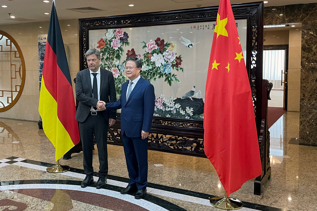 週六，德國副總理兼經濟部部長羅伯特·哈貝克在北京與中國商務部部長王文濤、國家發展改革委主任鄭柵潔舉行了會晤。