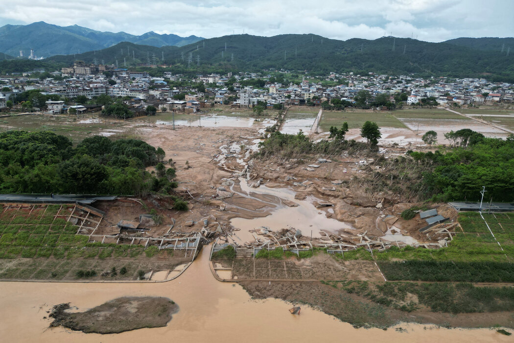 6月，梅州蕉嶺縣遭遇強降雨，石庫河沿岸堤壩被淹，道路受損。