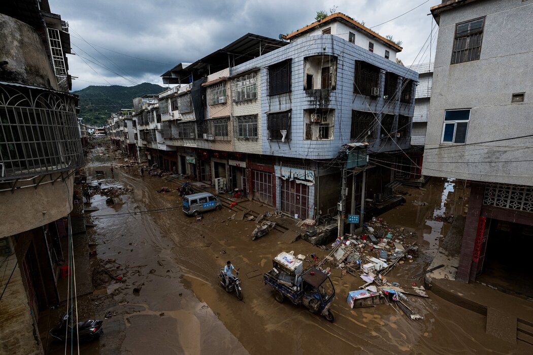 6月，梅州。暴風雨過後，街道泥濘不堪。
