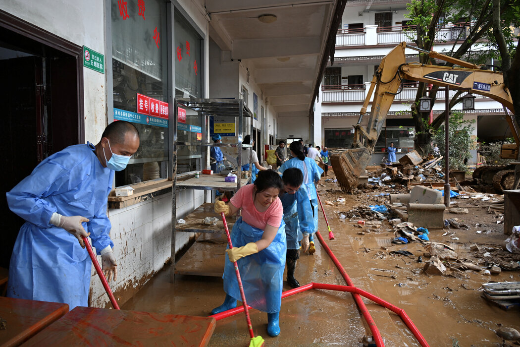 6月，梅州蕉嶺縣一處因強降雨被淹的衛生院，工人們正在清理淤泥。
