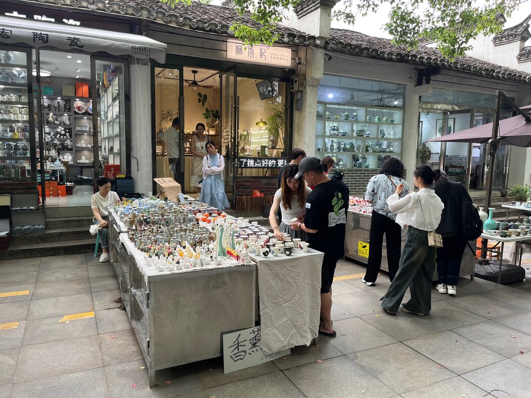 在景德鎮的陶瓷市場，許多年輕人只逛不買。