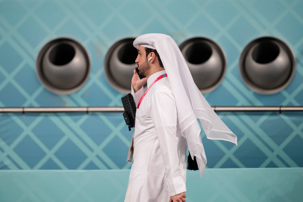 2022年卡達杜哈世界盃期間，在巨大的空調風口前經過。