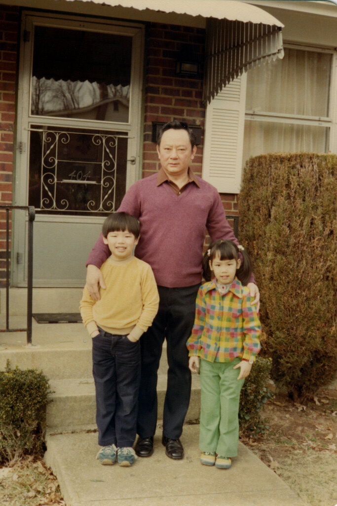 1980年,我父親與我和我的姐妹。