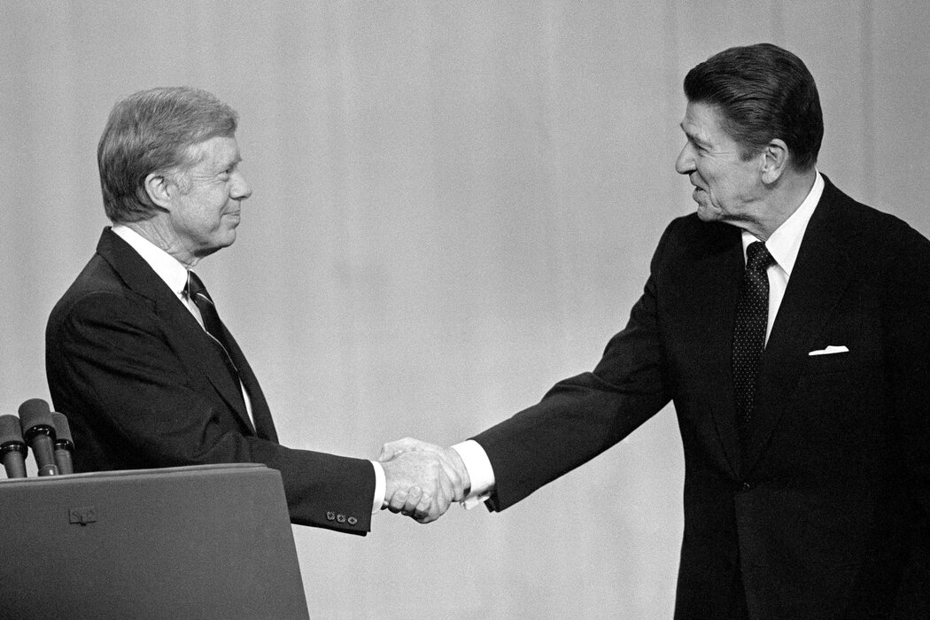 卡特總統(左)和加利福尼亞州州長雷根在1980年的最後一場辯論中出現了一個令人難忘的時刻。雷根在回應卡特的長篇大論時說了一句現在很有名的話 「你看你又來了」。