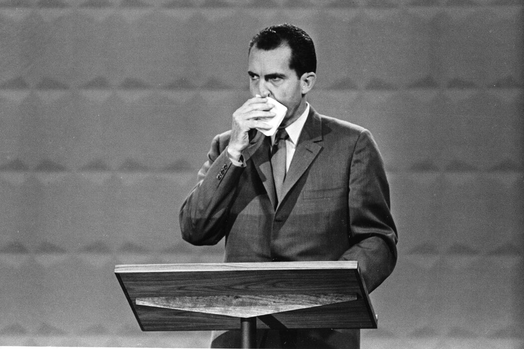 在1960年的第一次總統競選電視辯論中，副總統理查德·尼克森面對參議員約翰·F·甘迺迪時滿頭大汗，顯得一團糟。尼克森最終輸掉了那年秋天的大選。