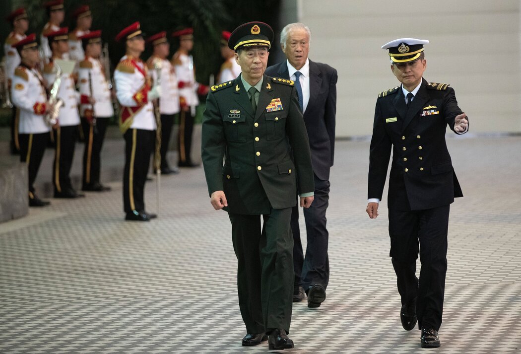 2023年，李尚福將軍（中）在新加坡舉行的歡迎儀式上。他在去年大部分時間裡擔任中國國防部長。