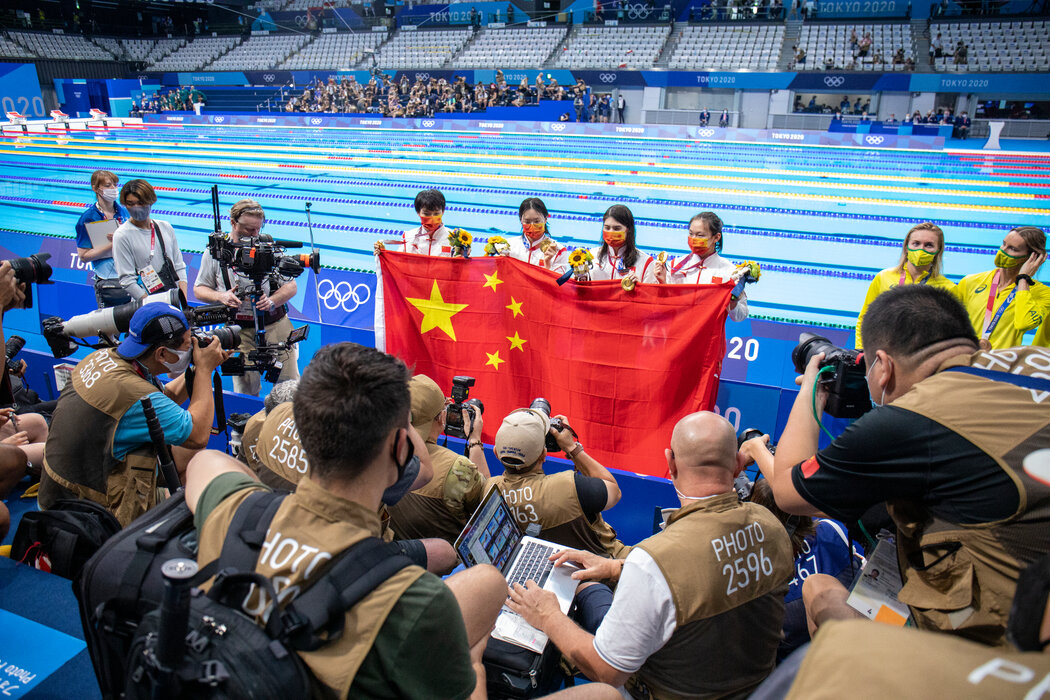 2021年7月，中國游泳運動員在東京奧運會上慶祝獲得女子4x200米自由泳接力賽金牌。