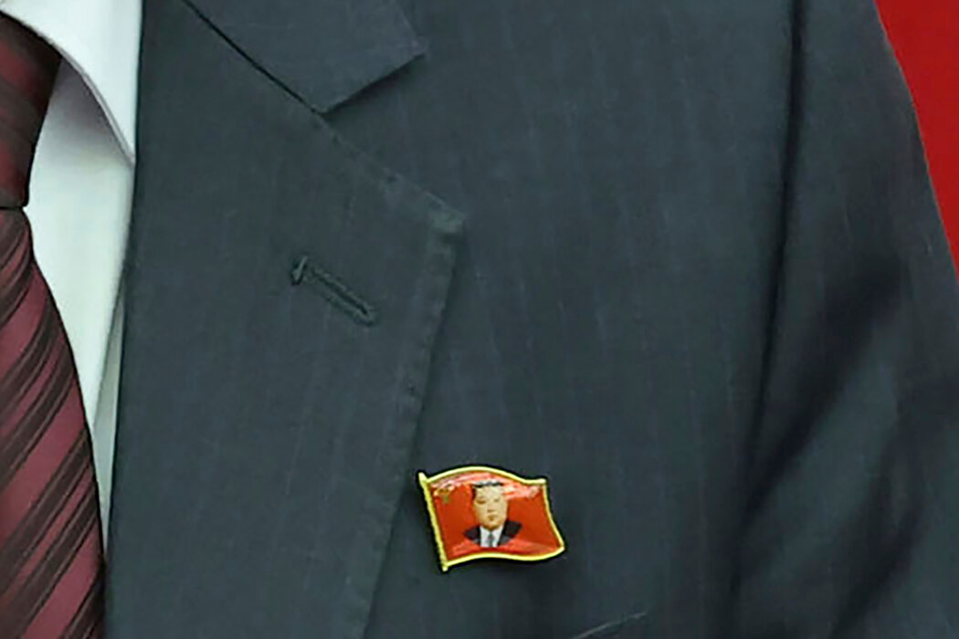 朝鮮官方媒體提供的照片顯示，一名週日在平壤出席勞動黨會議的高級官員胸前佩戴著金正恩像章。