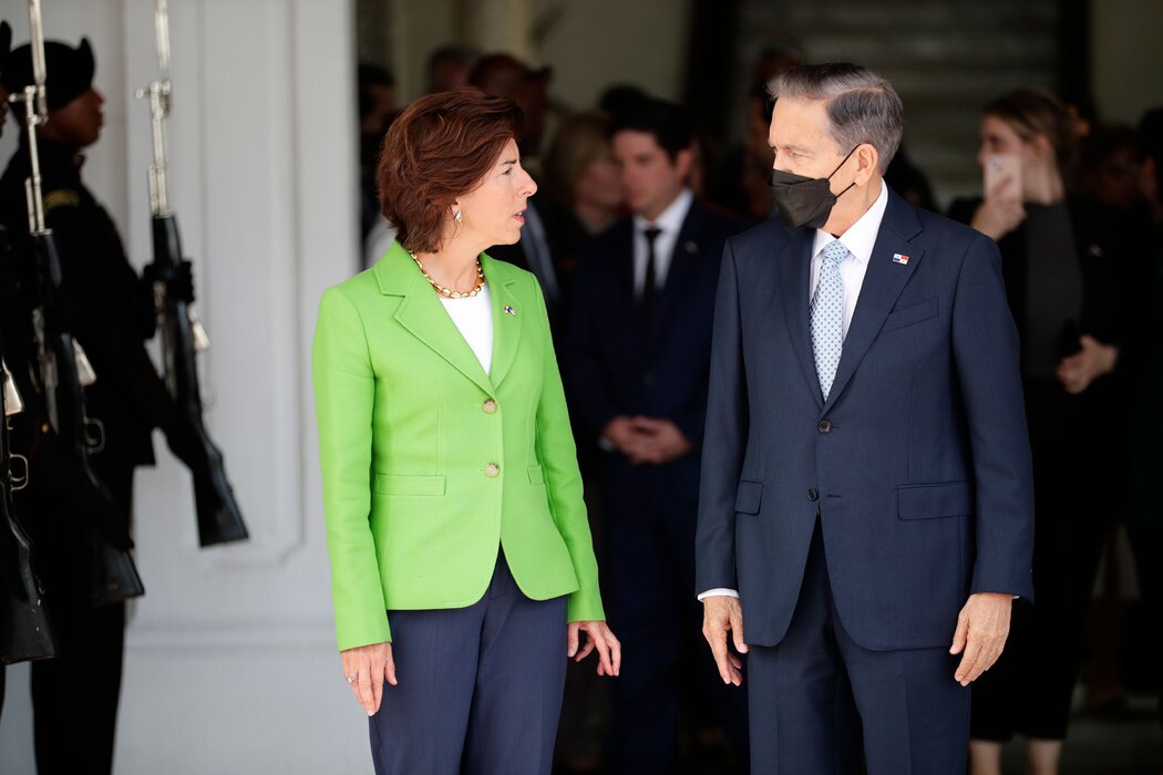2023年,商務部長雷蒙多與巴拿馬總統勞倫蒂諾·科爾蒂索討論巴拿馬城半導體供應鏈多樣化問題。