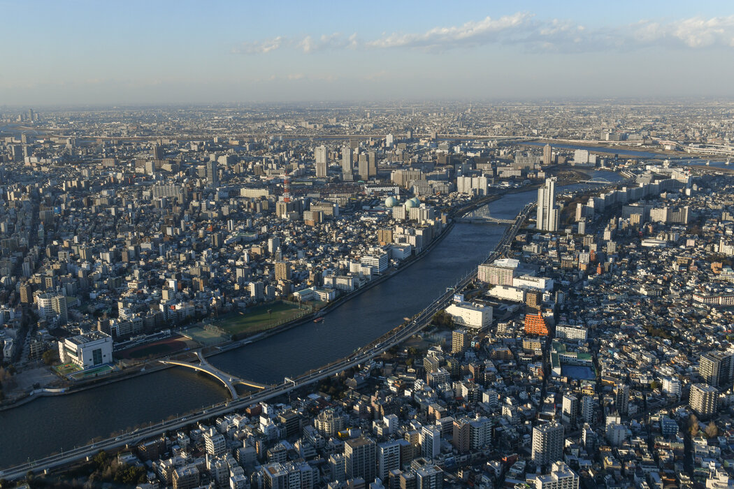 「大多數中產階級對他們在東京的生活感到滿意,」東京法政大學的政治學家山口二郎說。