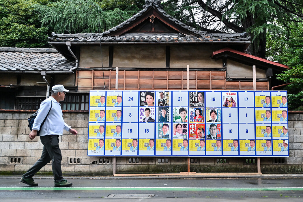 展示東京都知事候選人的選舉海報。