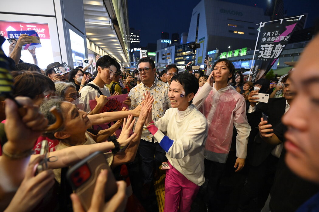 蓮舫(中)是日本最大反對黨的前領導人。她辭去了議員職位,向小池百合子發起挑戰。