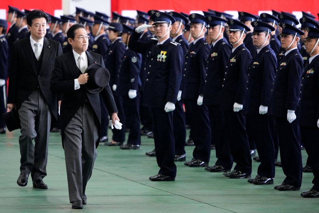 日本首相岸田文雄去年在一個軍事基地。兩年前，他宣布了一項新的國家安全戰略，將國防經費增加一倍以上。