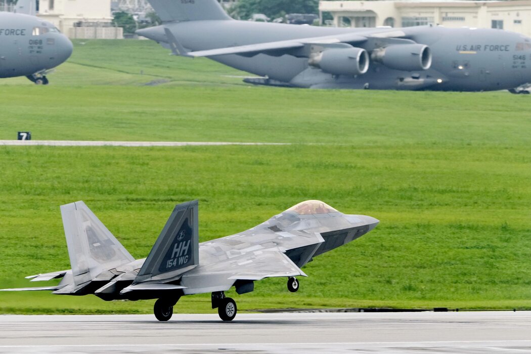沖繩美國空軍基地的F-22戰鬥機。日本首相將於本週出席北約峰會,會議將重點討論加強印太地區的聯盟防禦問題。