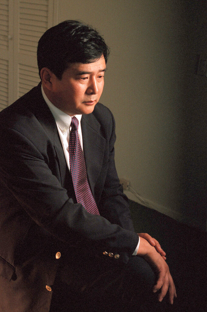 神韻表演者被教導要向法輪功創始人李洪志鞠躬問好,雙手合十,用中文稱他為「師父」,照片攝於1999年。