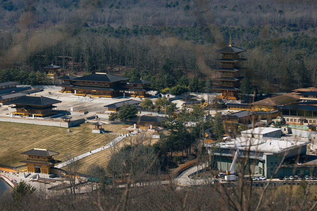 神韻在年輕表演者在龍泉寺接受訓練，龍泉寺位於紐約州北部，佔地約160公頃。