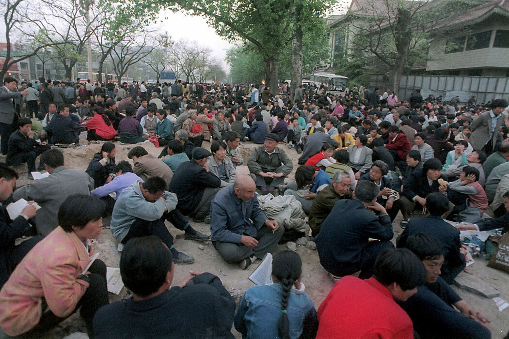 1999年,數千名法輪功學員在北京的中共總部外靜坐抗議,之後中國政府迫害了法輪功學員。