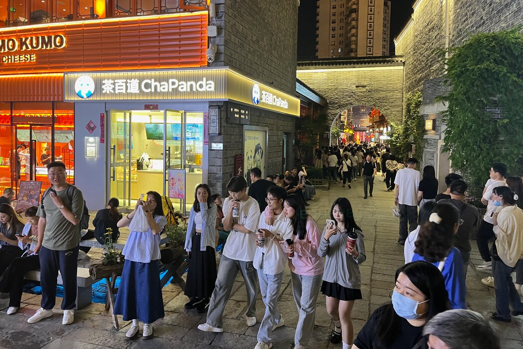 中國南昌的萬壽宮最近翻修一新，店內幾乎空無一人，這裡吸引了眾多遊客，但卻很少有人消費。