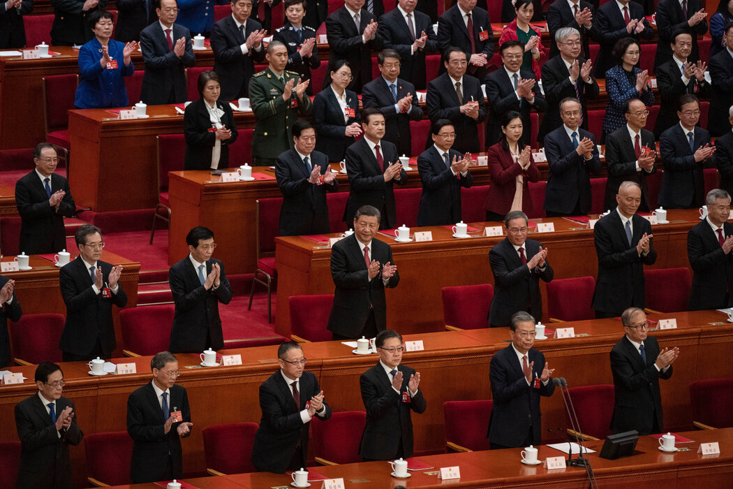 3月在人民大會堂舉行的全國人大會議上，位於第二排中央的習近平。