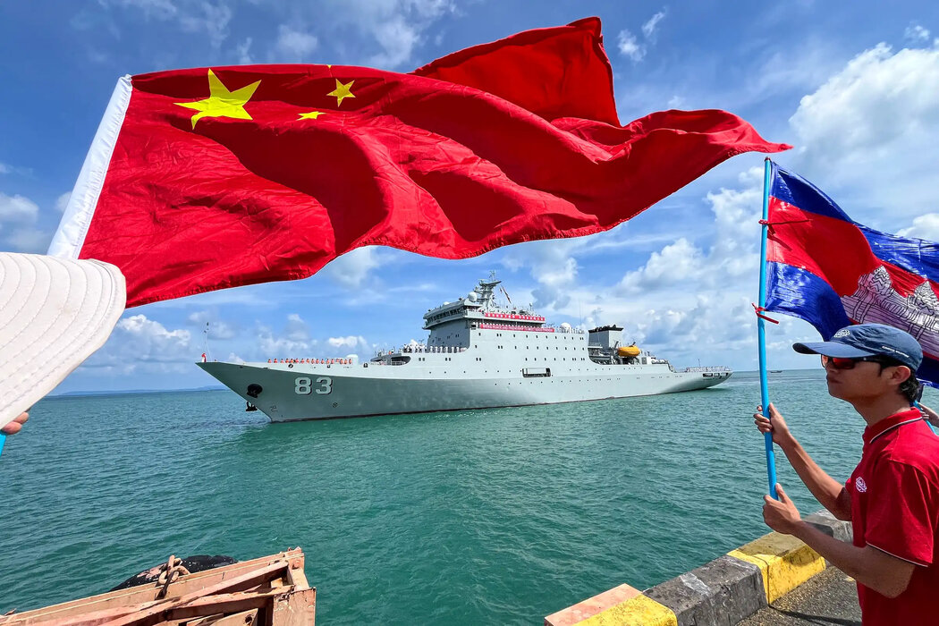 上個月在柬埔寨舉行的聯合軍事演習上的柬埔寨和中國國旗。