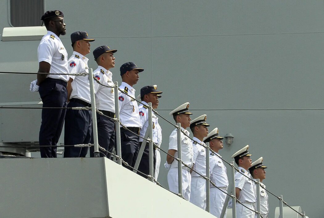 一艘中國海軍艦艇甲板上的中國和柬埔寨水兵。