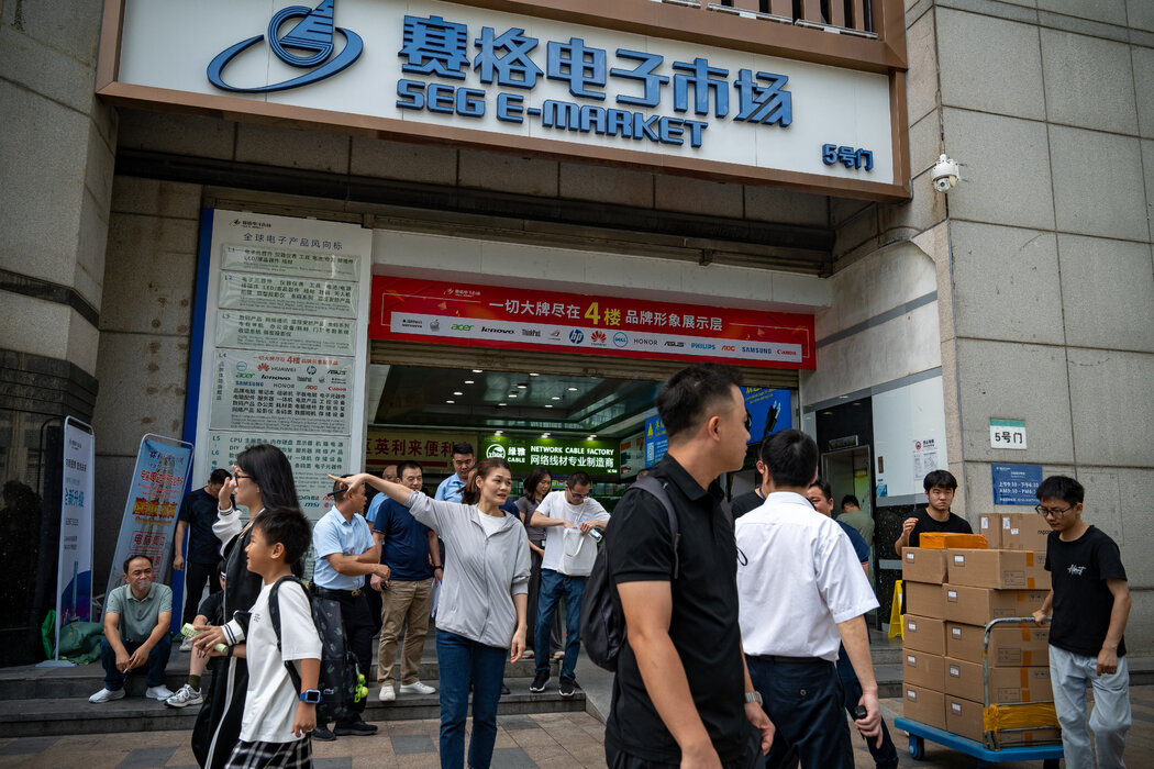 中國深圳熙熙攘攘的賽格電子市場，顧客能在這裡買到從無人機到機器人服務員等各種各樣的產品。