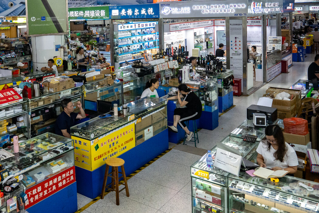 記者在深圳賽格電子市場採訪了多家銷售或運輸被禁人工智慧晶片的公司。