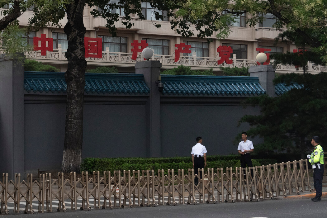 中共第二十屆中央委員會第三次全體會議在北京舉行，圖為京西賓館外的安保人員。