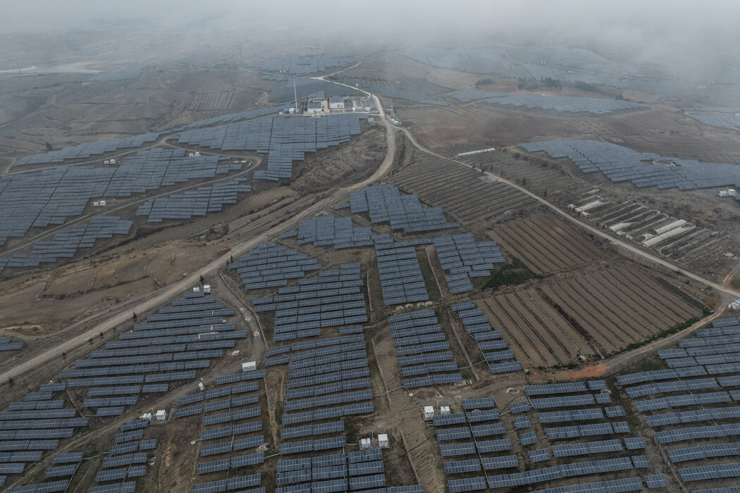中國的一座太陽能發電場。去年中國的太陽能板裝機量超過了美國歷史上的總和。