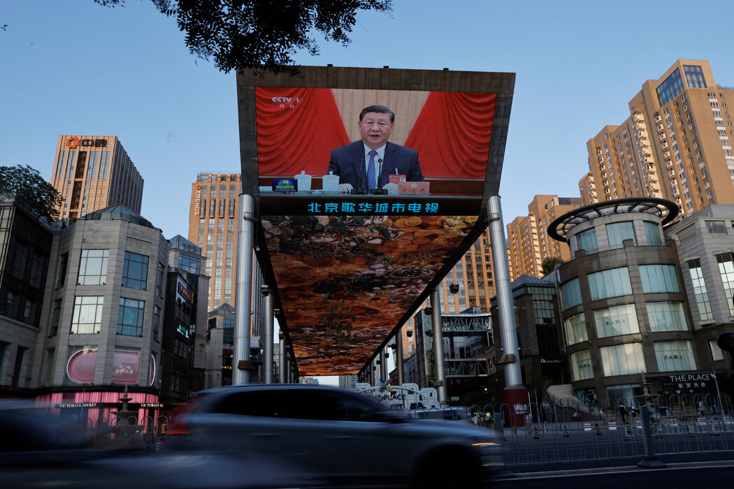螢幕上播放了中國國家主席習近平週四在北京出席中共政策會議的新聞畫面。