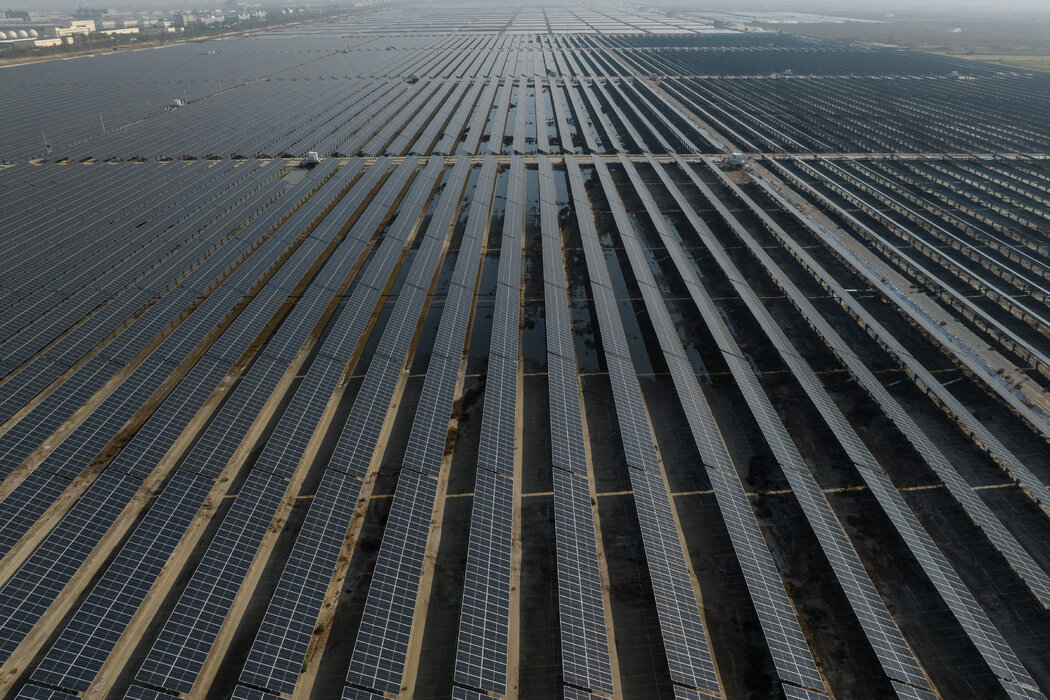 濰坊的一個太陽能發電場，攝於去年10月。太陽能電池板製造商正在降價，但仍在建廠。