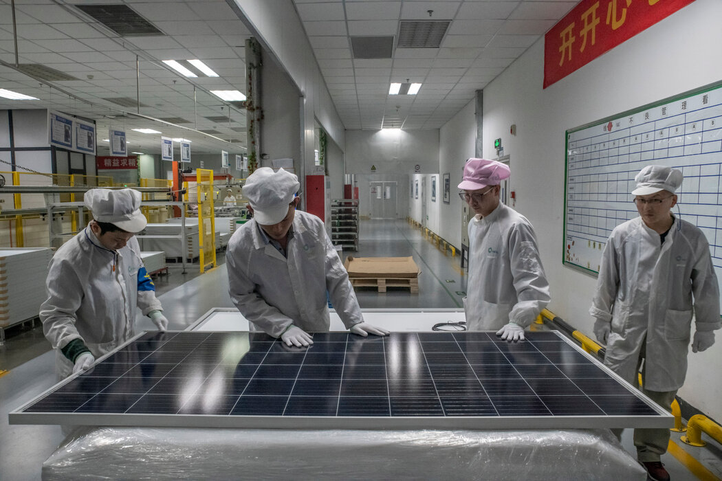 蘇州一家工廠對太陽能電池板生產線進行質量檢查,攝於2019年。