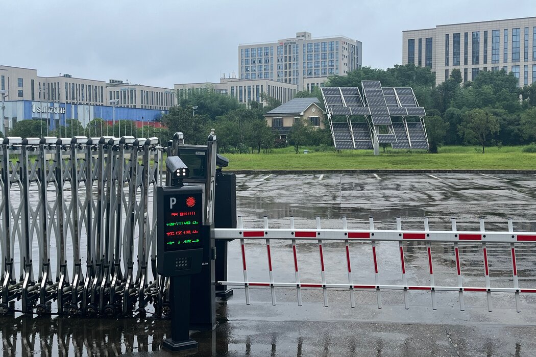 圖中左側藍色外牆的建築是神州光電現已廢棄的工廠。在它的後面,曾經用作建廠的地皮上建起了辦公樓。