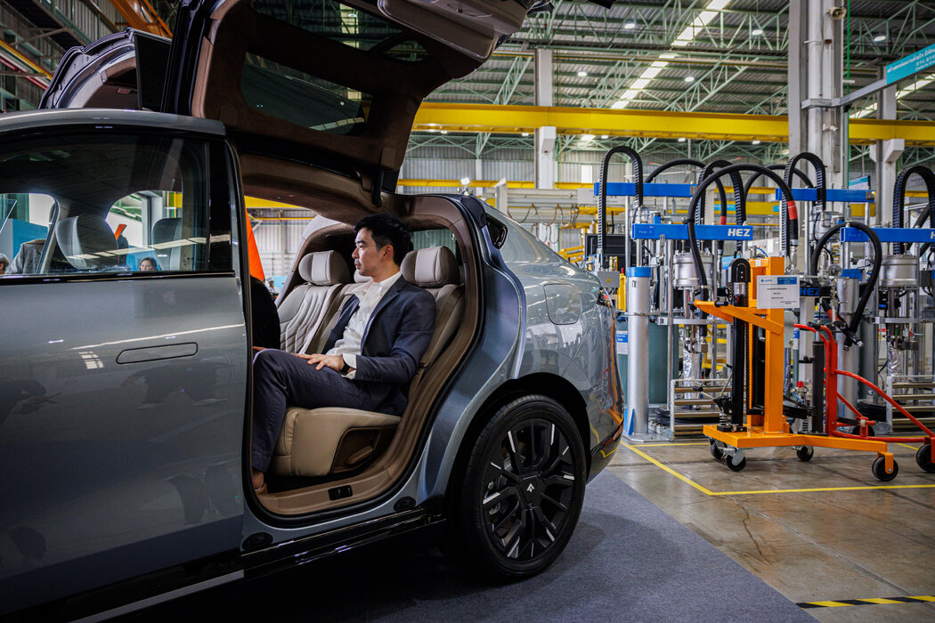 一名參觀者正在泰國羅勇府的廣汽埃安電動汽車廠測試一款Hyper HT型車。
