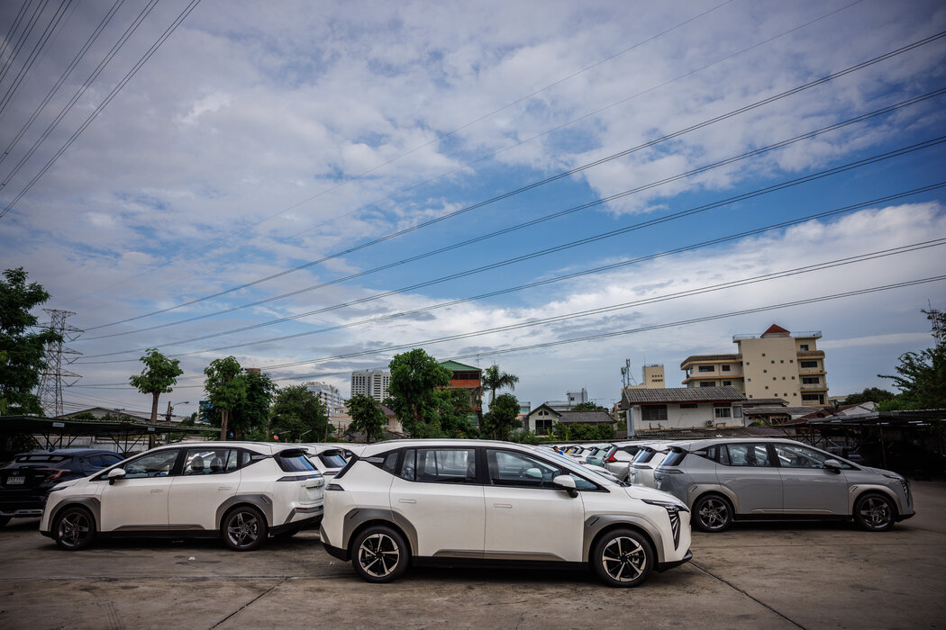 一家廣汽埃安經銷商展示的電動汽車。