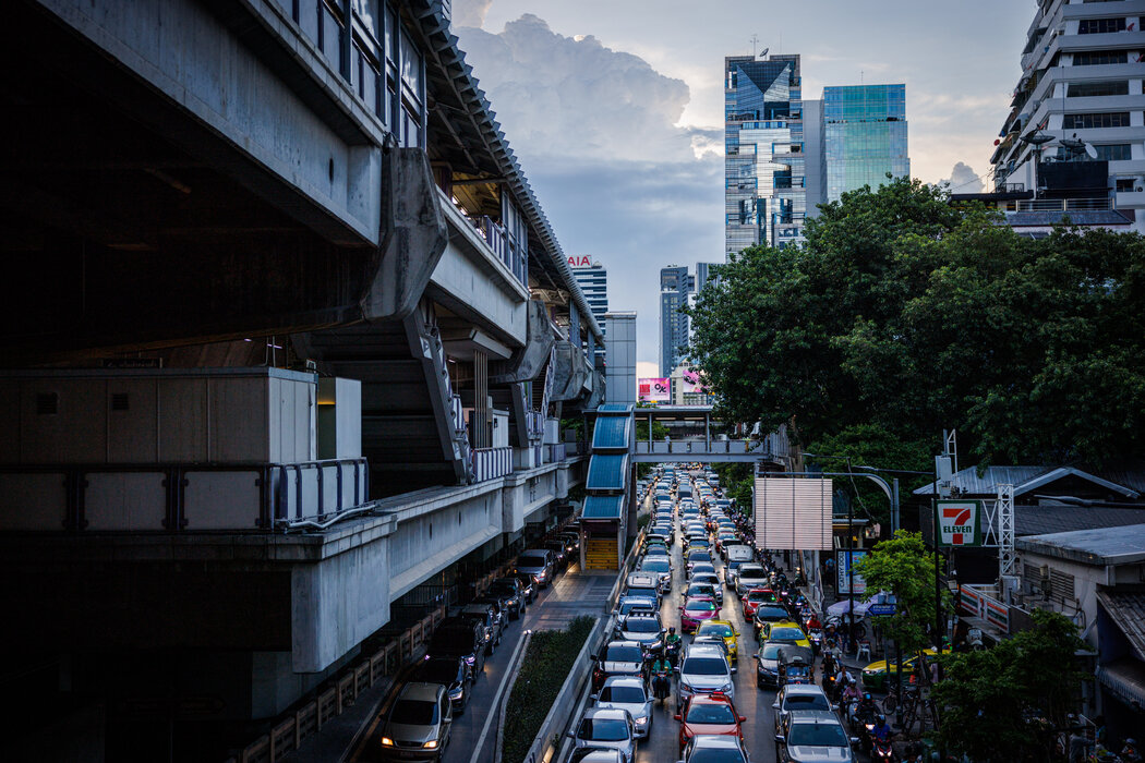 曼谷商業區。中國電動汽車在泰國的市場份額正在大幅增加。比亞迪、長城汽車、廣汽埃安等中國製造商正在與泰國的公司合作。