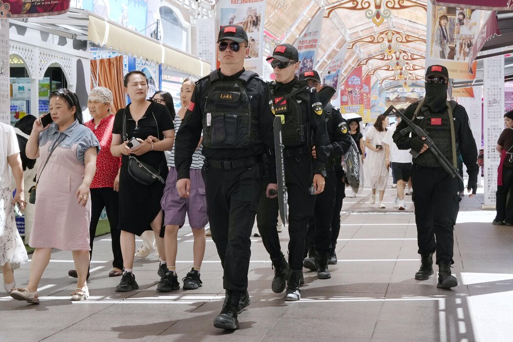 警察在新疆烏魯木齊的大巴扎巡邏,攝於本月。