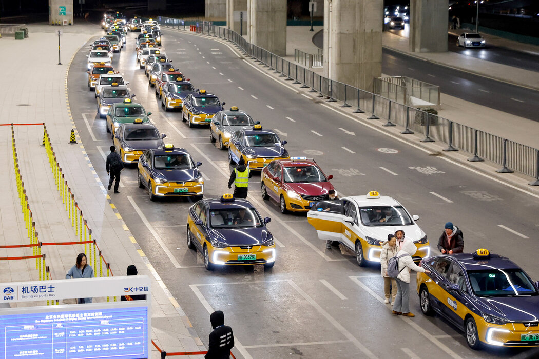 北京大興國際機場的計程車。據中國政府稱,今年上半年,大多數海外入境者使用的都是免簽計劃。